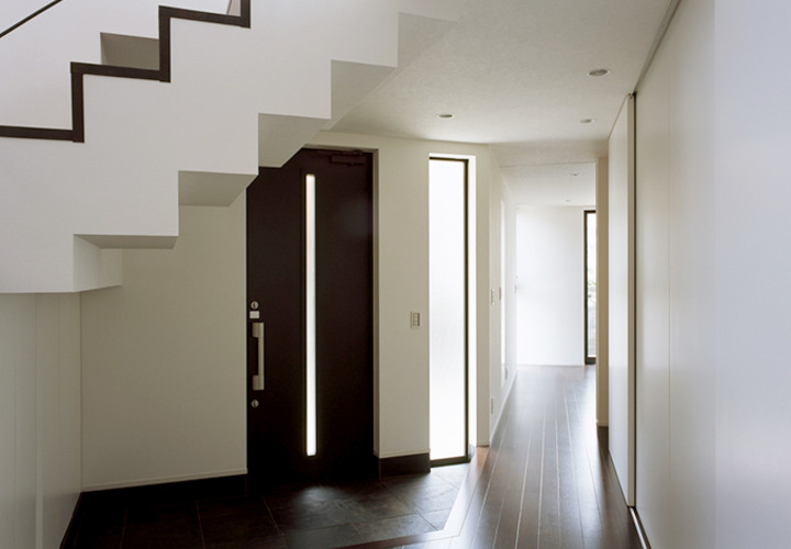 玄関に光を届ける磨りガラスの窓