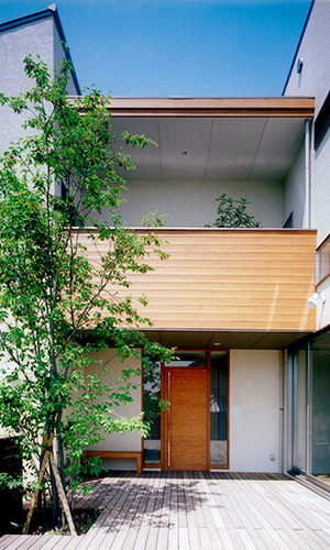 太陽が降り注ぐ明るい中庭