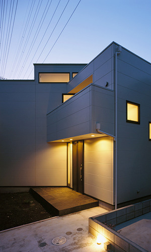 広々とした玄関ファサード