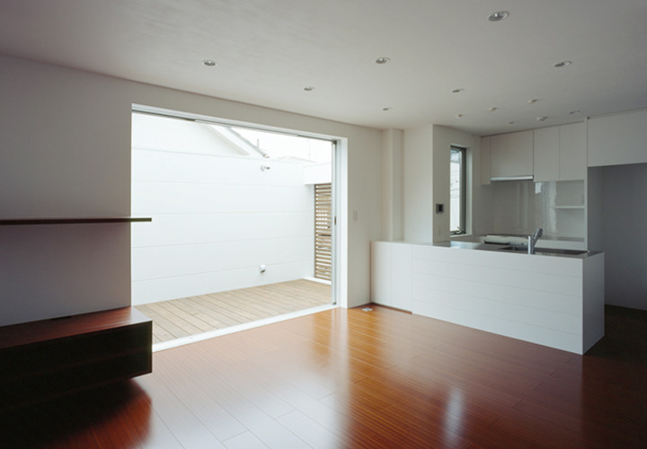 デッキへと開いた大きな窓からリビングへ光を取り入れる