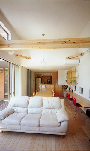 中庭に開いた明るいリビング・ダイニング