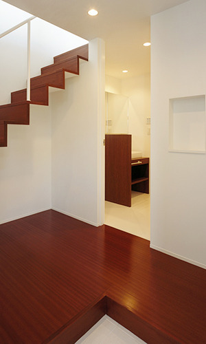 白い空間にウッド調のカラーがアクセントに