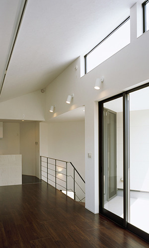 ハイサイドライトからの光が降り注ぐリビング