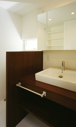 落ち着いた木目調の洗面台