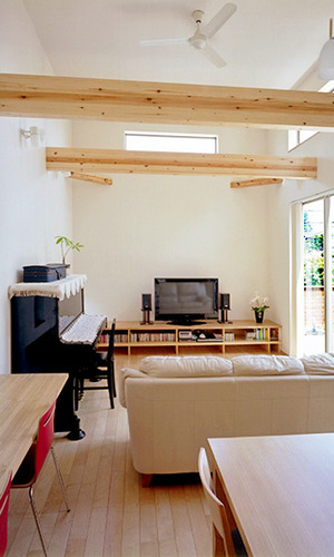 木の質感を活かしたナチュラルで明るいリビング