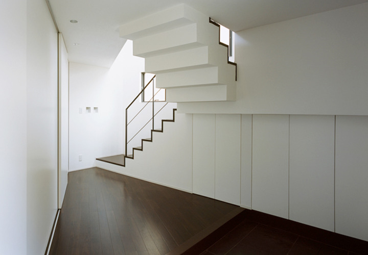 階段下収納も壁と一体化してスマートに