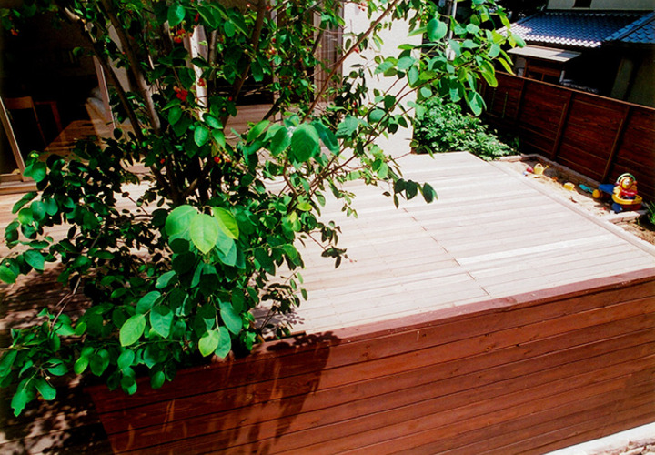 素足で気持ち良さそうな中庭のウッドデッキ