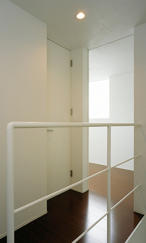 壁の色と合わせた白い手すり