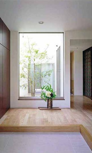坪庭を臨む玄関