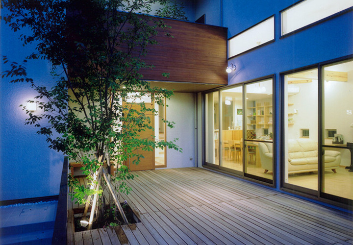 美しくライトアップされた中庭