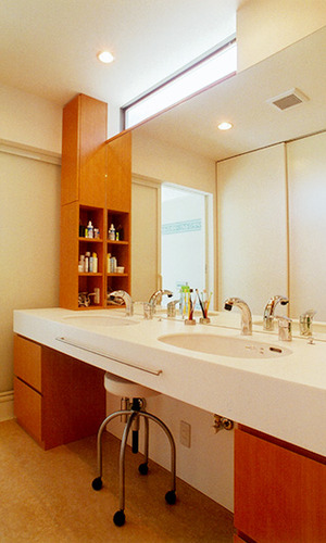 忙しい朝も安心の広い洗面