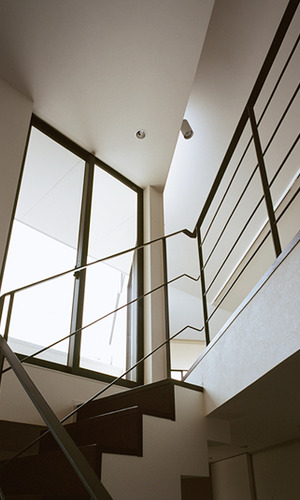 階段に光を届ける大きな窓