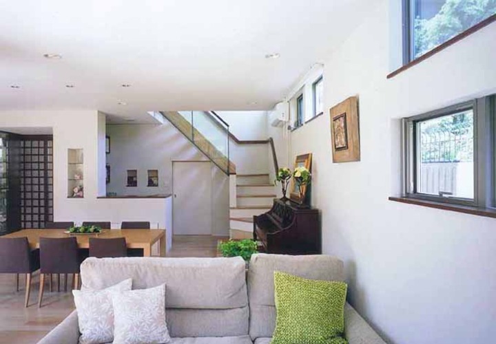 家族が集う明るいリビングダイニング