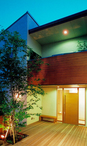 木の質感がやわらかな表情を作る夜の中庭