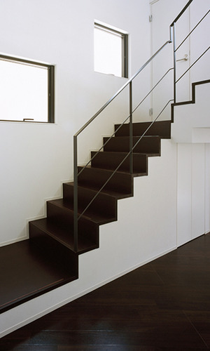 ホワイトに映える落ち着いたダークブラウンの階段