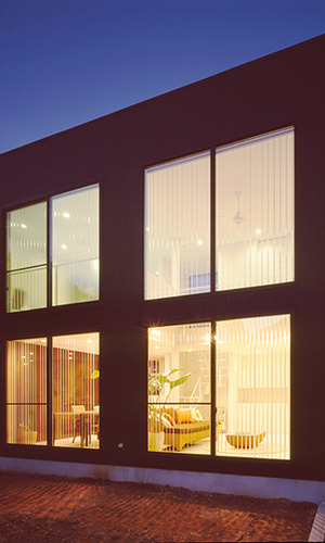 室内の灯りに輝く夕景外観