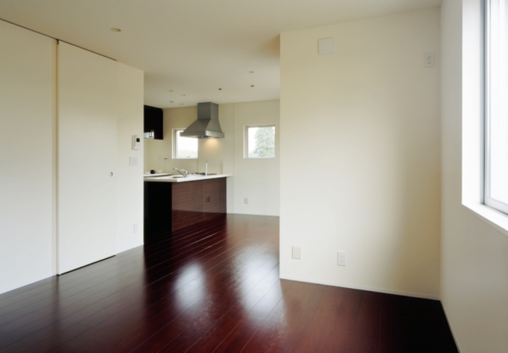 濃茶と白で統一された内装