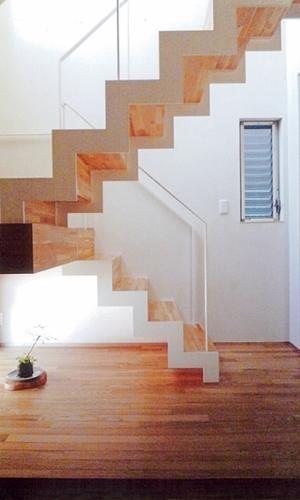 幾何学模様のような階段を玄関から観る