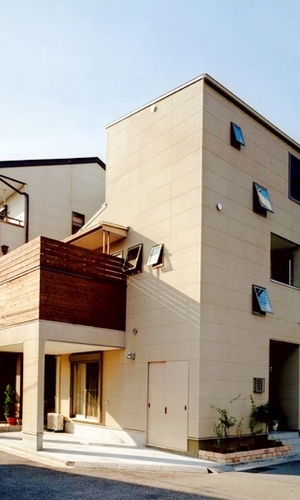 角地に建つ外観を眺める