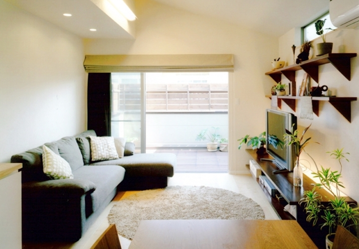 広いバルコニーから自然光がたっぷりそそぐ