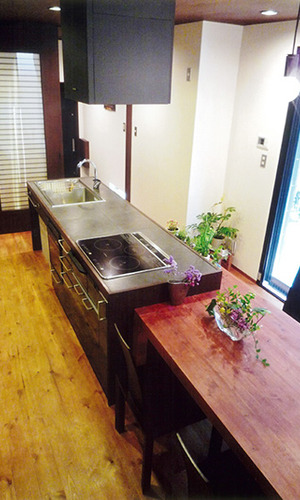 ダイニングテーブルと繋がるキッチン