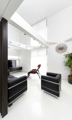 白い空間に映えるインテリア