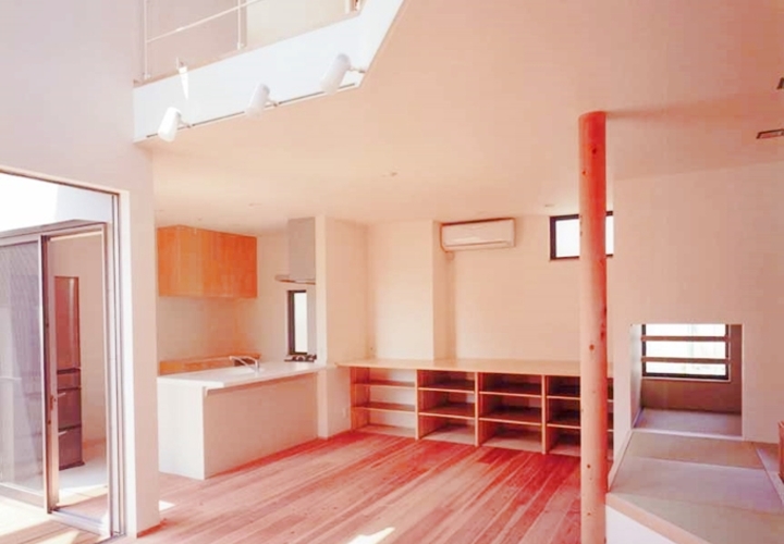 リビングからキッチンを眺める