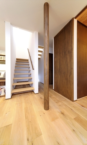 多様な木質が織りなす落ち着いた空間