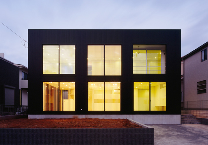 直線的で規則的な外観