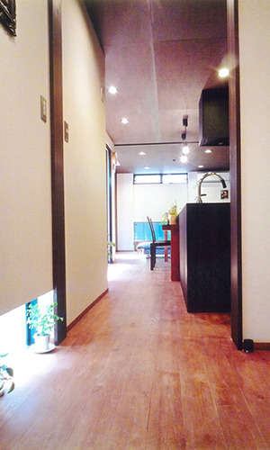 地窓と緑を配置して彩りのある廊下