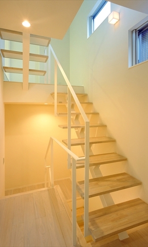 温かみのあるライトが照らす階段