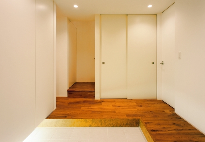無垢フローリングが迎える収納を多くとった玄関