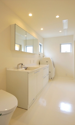 白で統一した明るい洗面スペース