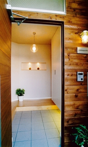 木の素材であたたかく招く玄関