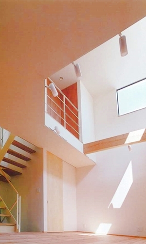 ハイサイドライトのある吹き抜けを見上げる