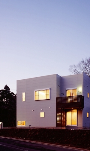 室内の灯りがともる夕景を観る