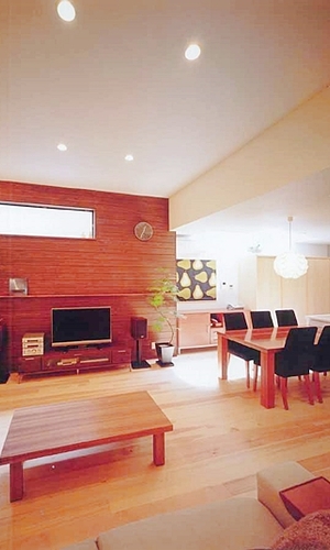 木仕上げの壁でリビングに温もりを