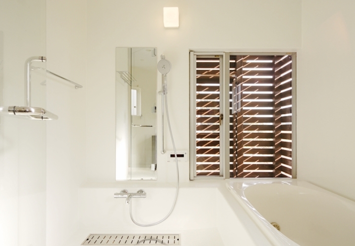 洗練された白いバスルーム