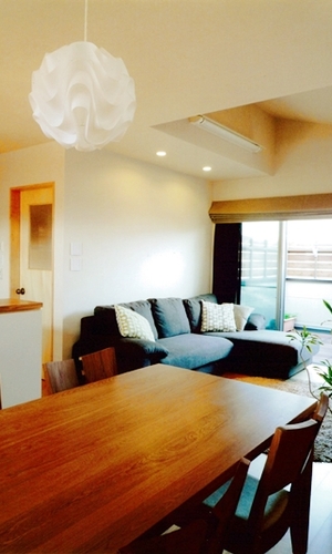 食卓を彩る個性的な照明