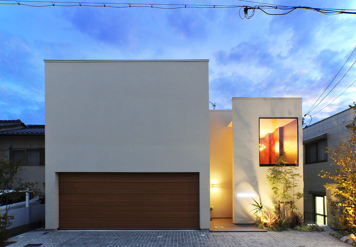 箱型の形状の中に大きなＦＩＸ窓を外観のアクセントとして、室内の様子も垣間見える外観