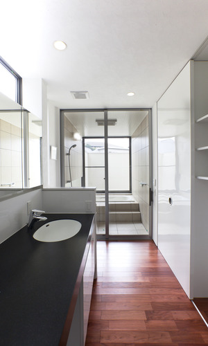 ガラスの見せ方ひとつで大空間が広がる、リゾートホテルのような浴室