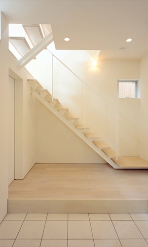 玄関の床も白で統一した空間