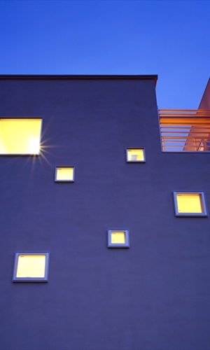 ランダムな窓が目を引く外観