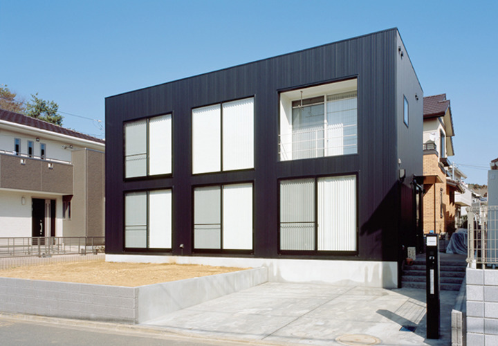 均一サイズの窓が並ぶ外観