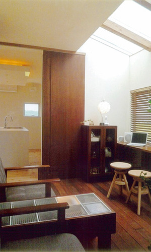 台所横の明るいサンルーム