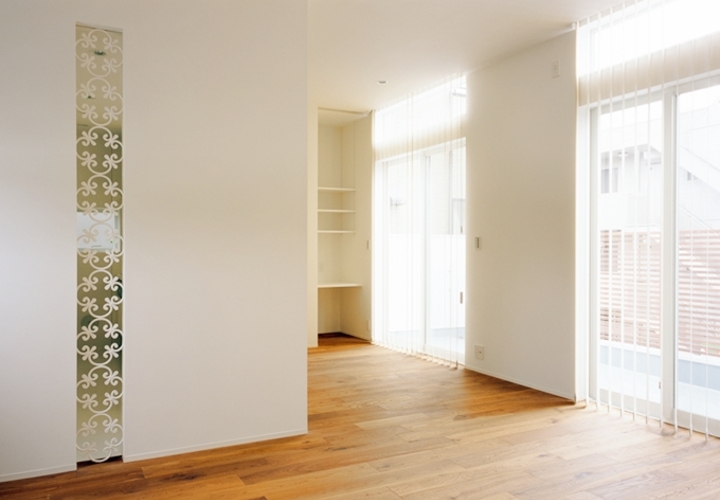 たっぷりと光が差し込む大きな窓