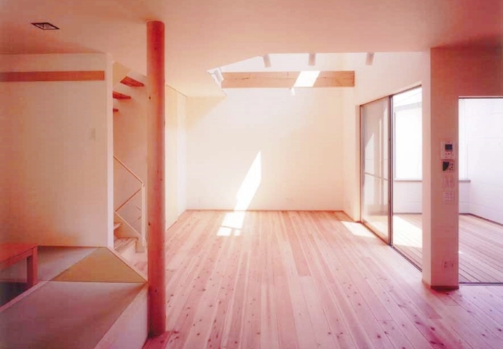 バルコニーにつながる広いリビング