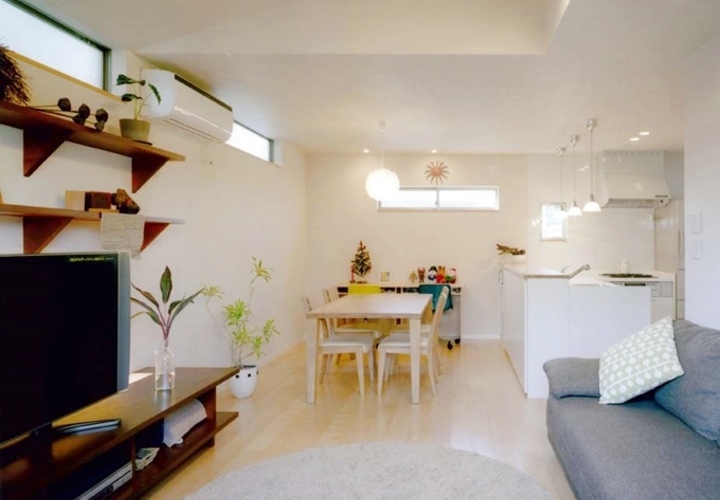 ハイサイドライトで明るい白いリビング