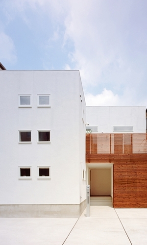 木素材と白壁が穏やかな印象を与える外観