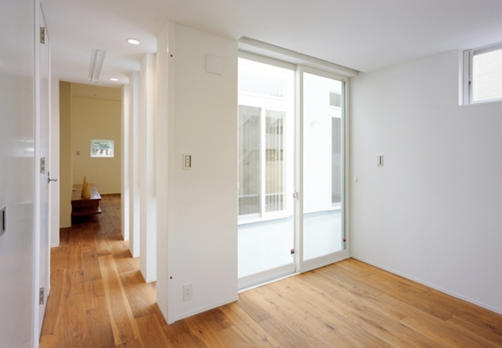 中央にあるテラスが生みだす明るい室内